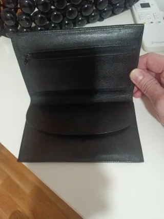 Cartera de piel negra
