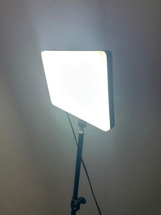 Foco LED trípode con mando