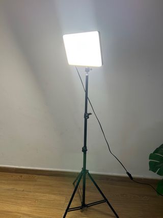 Foco LED trípode con mando