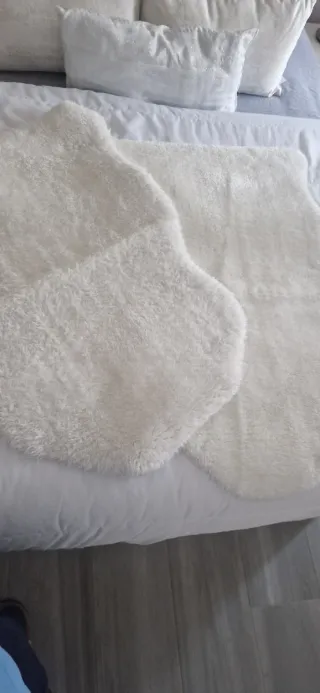 Dos alfombras blancas