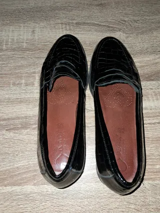 Zapatos Desireé negros charol efecto piel