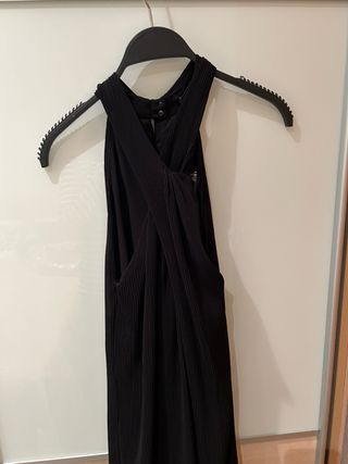 Vestido negro sin mangas sin estrenar va al cuello
