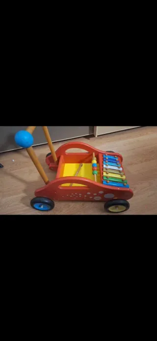 Caminador y centro de actividades de madera