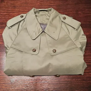 Gabardina corte militar verde oliva