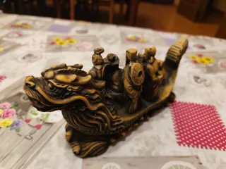 Figura barco dragón con ocho dioses inmortales.