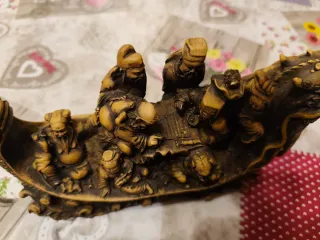 Figura barco dragón con ocho dioses inmortales.