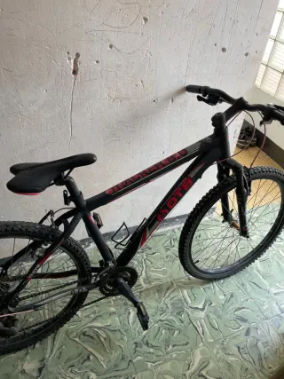 Bicicleta de montaña negra