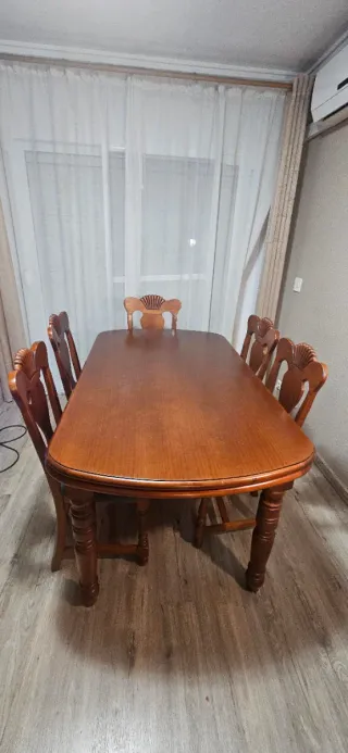 Mesa de comedor y 6 sillas de madera