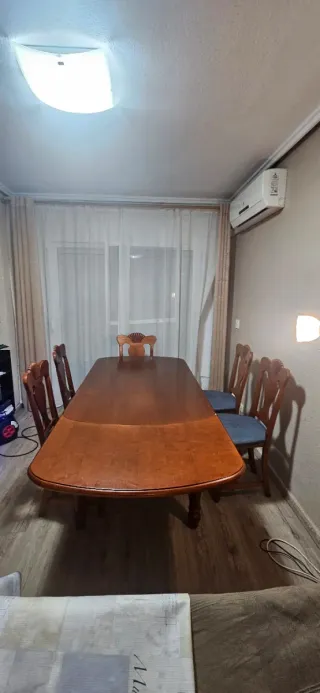 Mesa de comedor y 6 sillas de madera