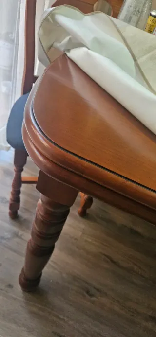 Mesa de comedor y 6 sillas de madera