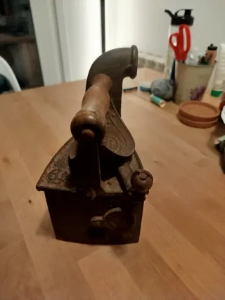 Plancha antigua de hierro de carbón