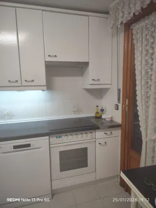 Muebles de cocina blancos y negros