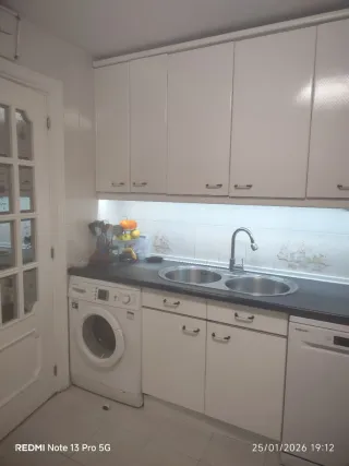 Muebles de cocina blancos y negros