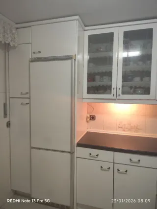 Muebles de cocina blancos y negros