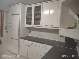 Muebles de cocina blancos y negros