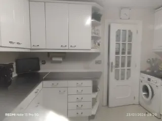 Muebles de cocina blancos y negros