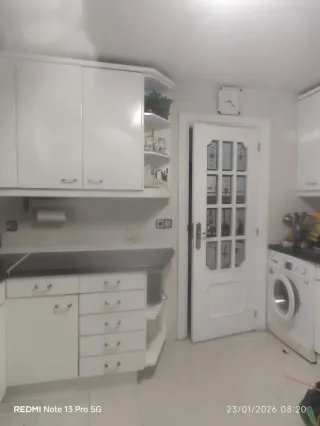 Muebles de cocina blancos y negros