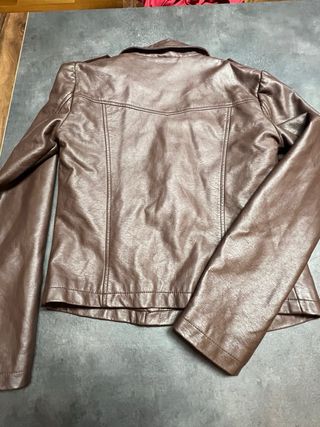 Cazadora efecto piel marrón