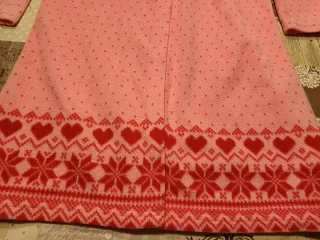 Bata rosa niña con corazones