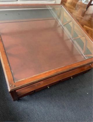 Mesa de madera de salón y mesa baja