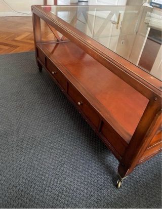 Mesa de madera de salón y mesa baja