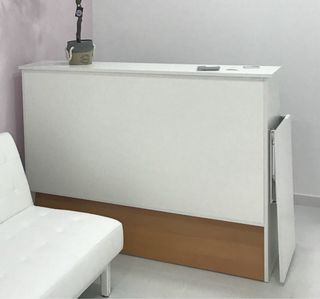 Mueble recepción blanco con cajones y LED