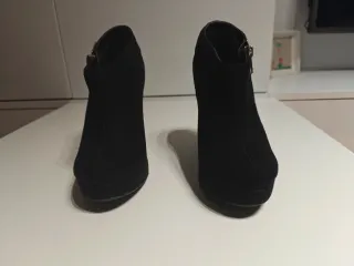 Botín tacón negro antelina