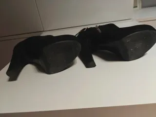 Botín tacón negro antelina