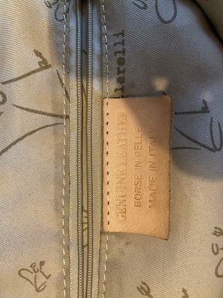 Borsa in pelle nera con borchie