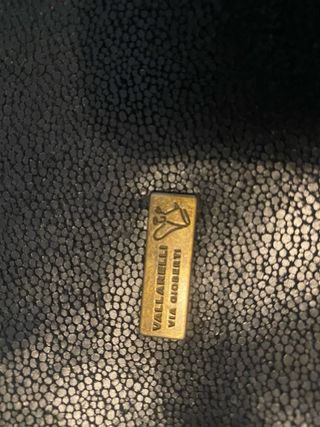 Borsa in pelle nera con borchie