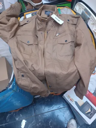 Chaqueta marrón estilo militar