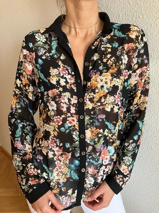 Camisa estampada floral negra