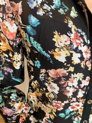 Camisa estampada floral negra