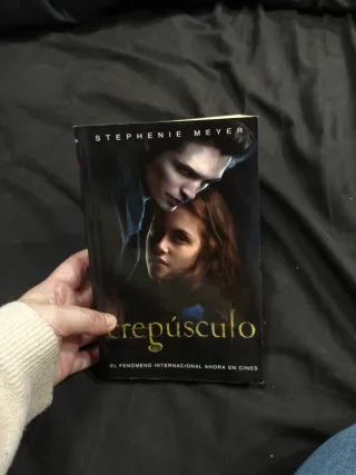 Primer y segundo libro de Crepúsculo.