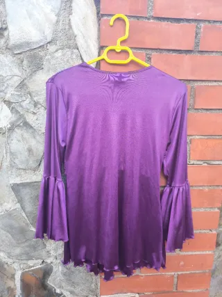 Blusa morada escote pico Belle Amie