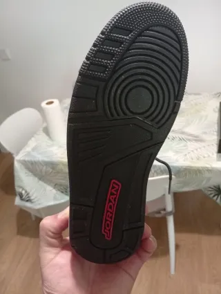 Zapatillas Jordan Negras y Rojas