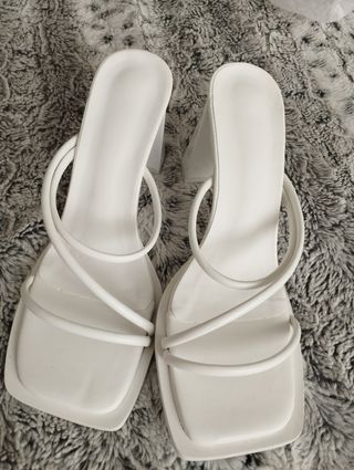 Sandalias blancas Shein tacón cuadrado