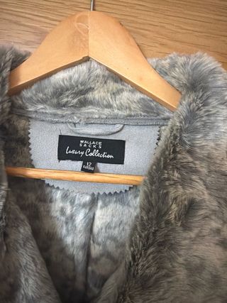 Abrigo largo gris con cuello y puños de pelo