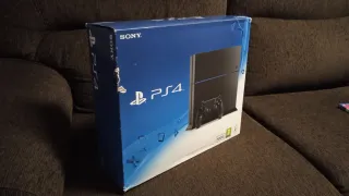 PS4 (PlayStation 4) con caja y juego