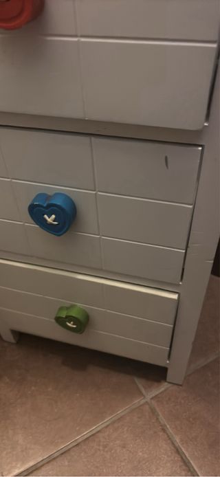 Mobiletto con cassetti colorati in legno