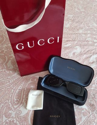 Gafas de sol Gucci negras y doradas