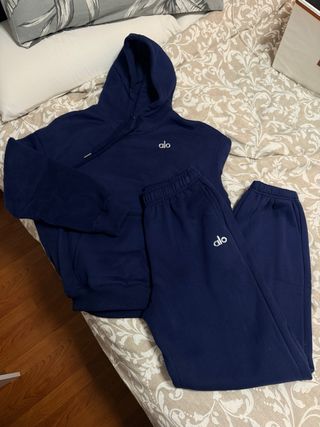 Conjunto Alo Yoga Hoodie y Pantalón