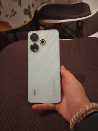 Xiaomi Redmi Note 13 con caja y funda protectora