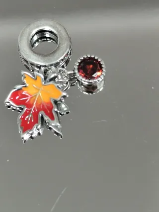 Colgante hoja de arce con piedras en plata de ley