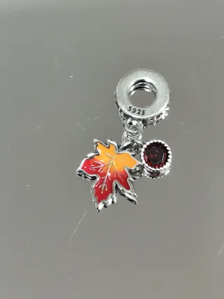 Colgante hoja de arce con piedras en plata de ley