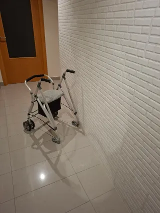 Andador con asiento y bolsa