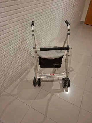 Andador con asiento y bolsa