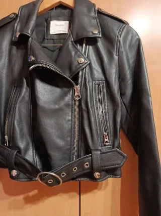 Cazadora cuero Bershka negra