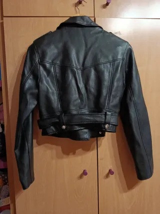 Cazadora cuero Bershka negra