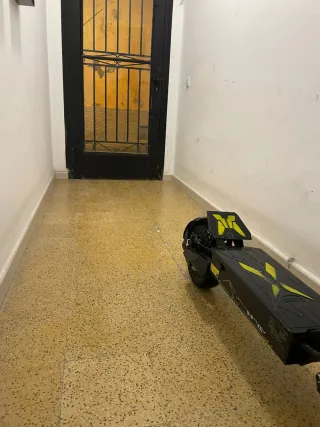 Patinete Eléctrico Negro y Amarillo.